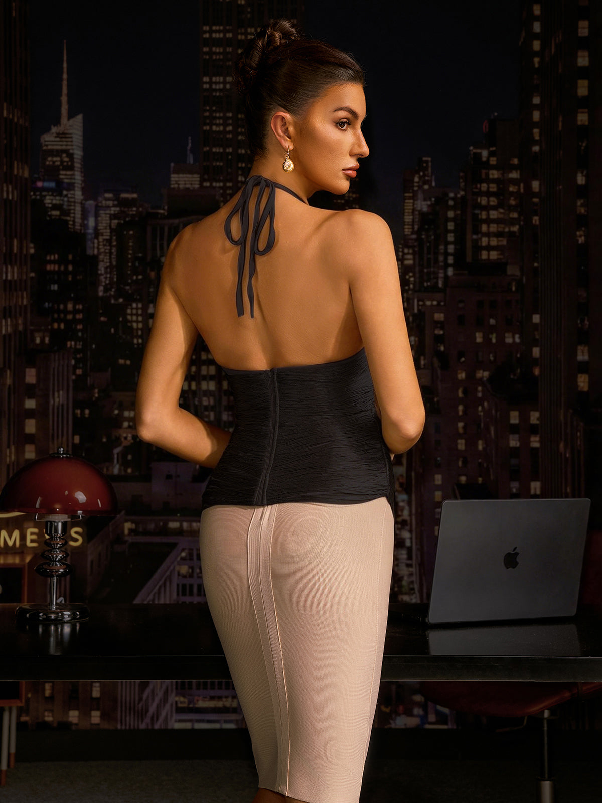 Anielka Top Nero con Scollo Halter e Frange