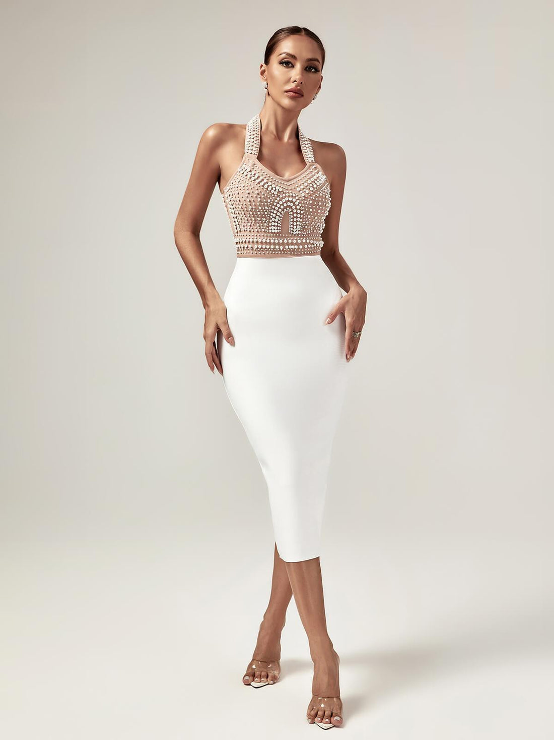Abito Bandage Beige con Collo Halter e Dettagli di Perle di Isabella