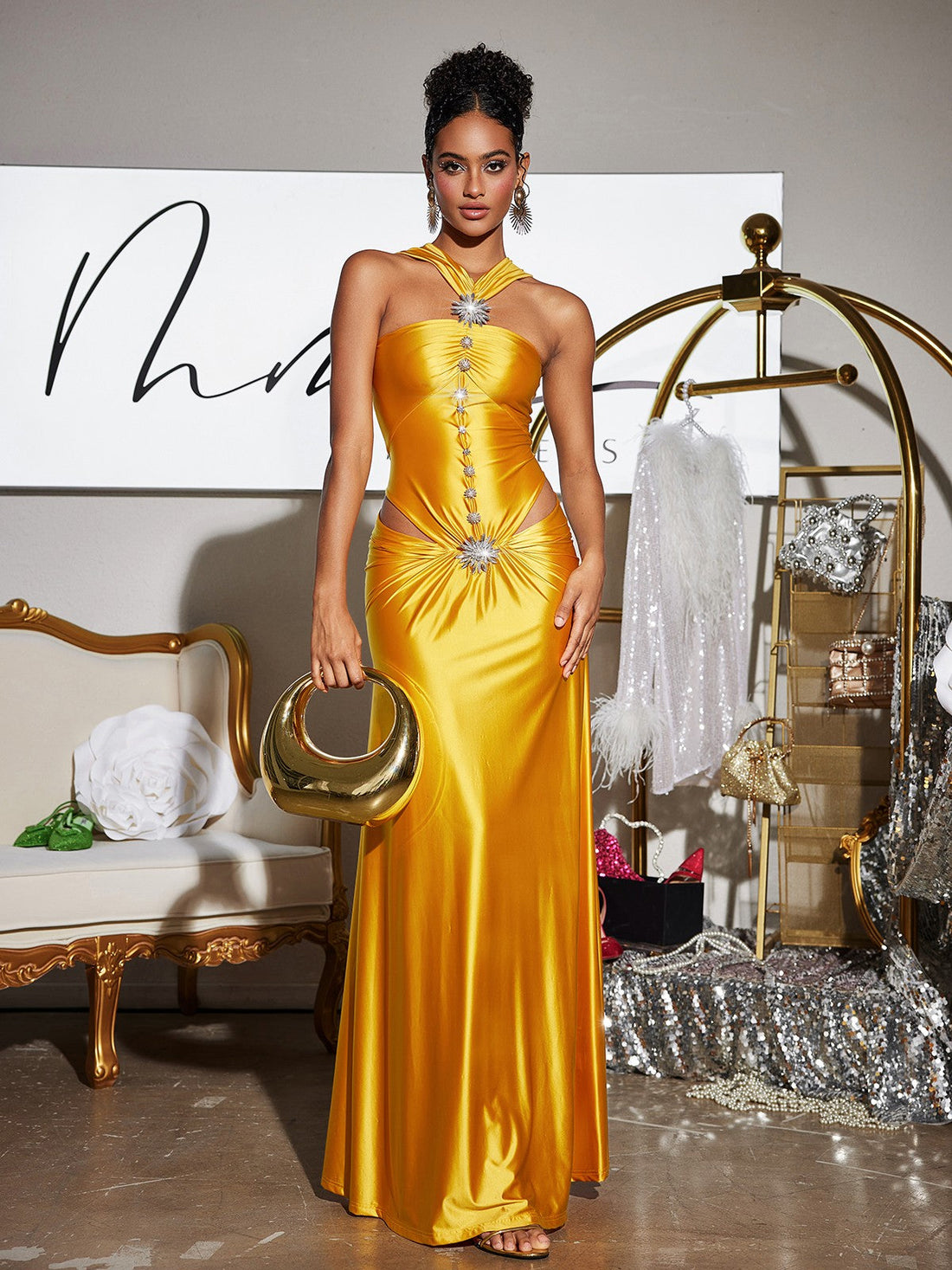 Maxi Abito in Satin con Cutout e Dettagli di Cristalli Panya
